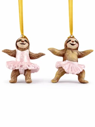 två julkula sengångare i rosa ballerina-klänningar hängande i gula band på vit bakgrund
