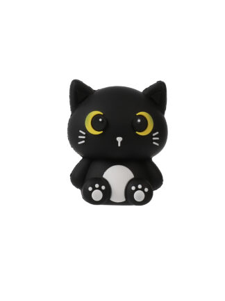 suddgummi svart katt i form av en sittande katt med stora gula ögon, vit mage och vita tassprickar på ett vitt underlag
