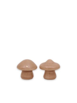 två små beige svampfigurer med rund hatt på vit bakgrund