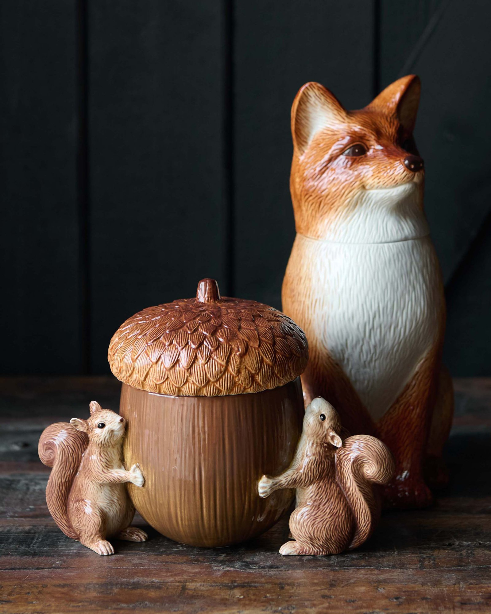 rävformad burk i brunmelerad design med sittande rävfigur i bakgrunden