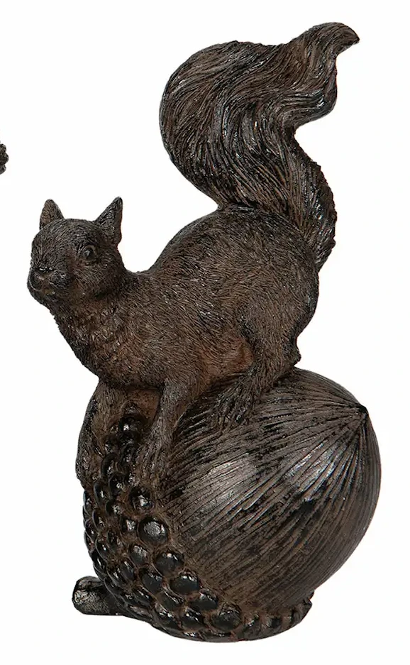 ekorre på ekollon sittande 9x14x18cm