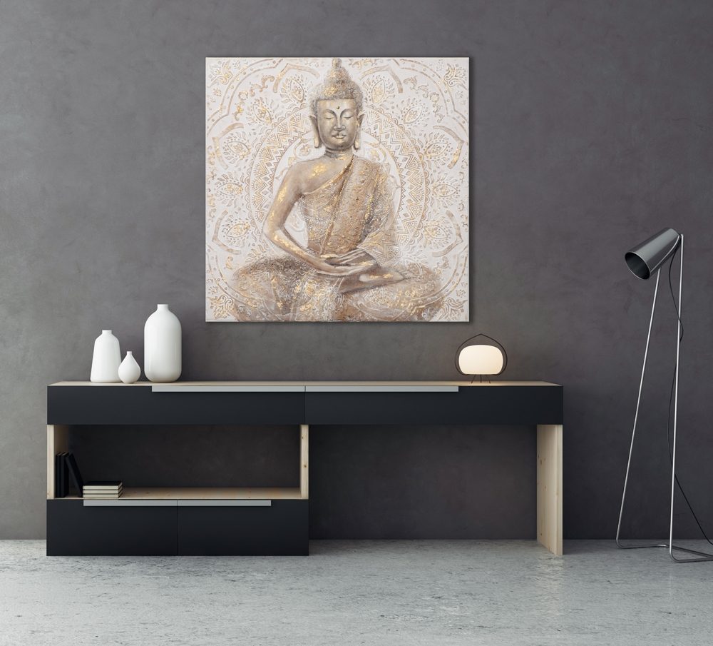 gyllene buddha — uppsatt i ett rum