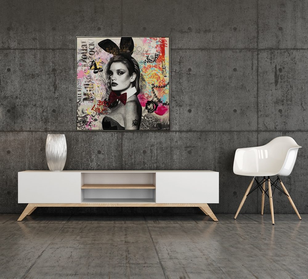street art med kaninöron — uppsatt i ett rum