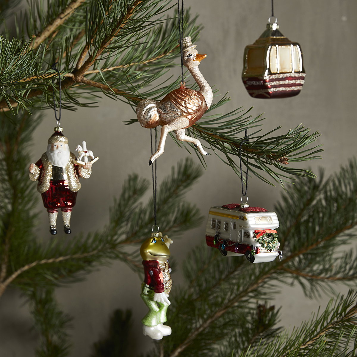 julkula i glas formad som en röd och vit husbil