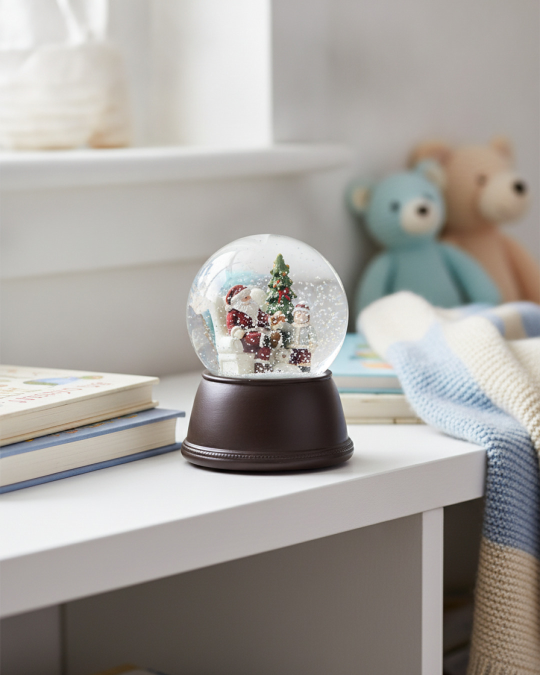 snöglob tomte med barn röd 11x11x15cm – miljöbild