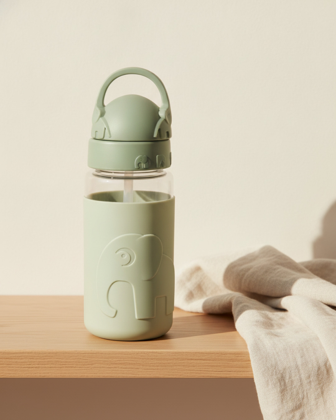 flaska med sugrör elphee green ø6.5xh20cm – miljöbild
