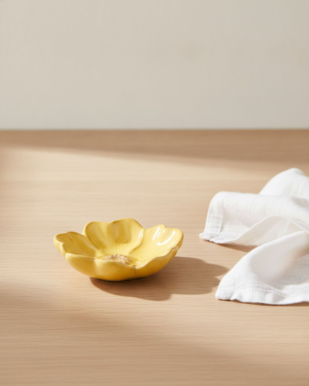 blommfat rundad gul 10x3cm – miljöbild