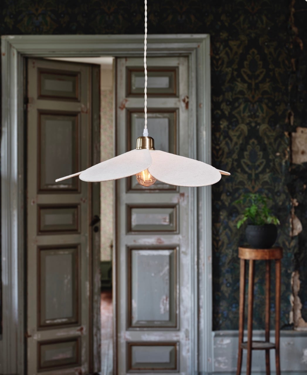 taklampa daisy med blomformad skärm i beige bomull