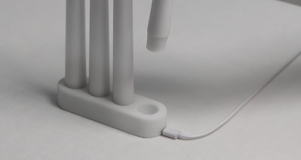 vit laddstation för fyra led-kronljus med usb-c från uyuni