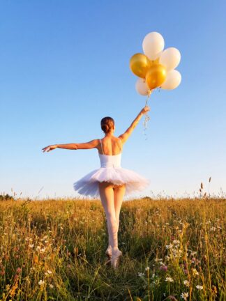 poster ballerina på sommaräng vit
