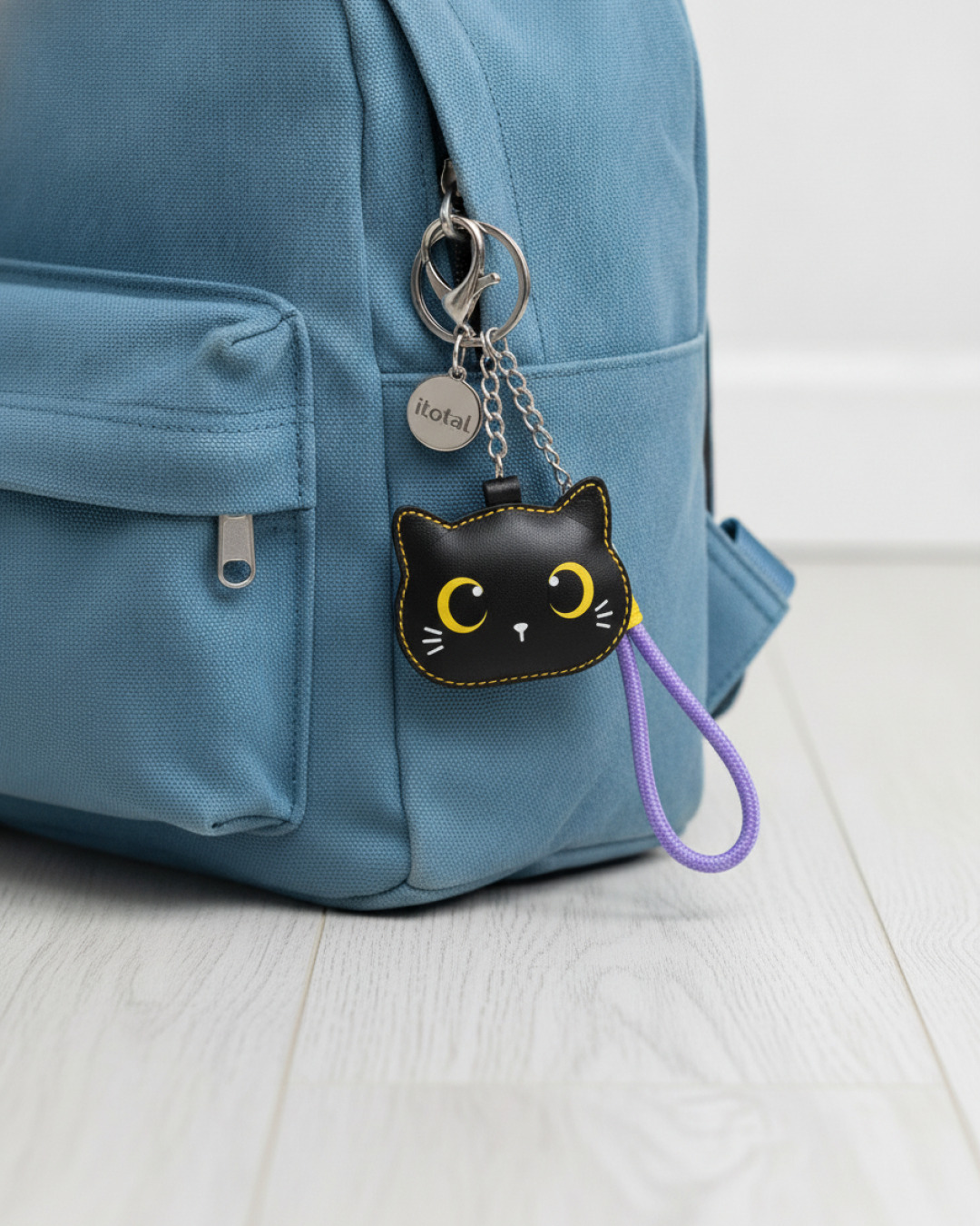 svart katt nyckelring – 7x6x2 cm – miljöbild
