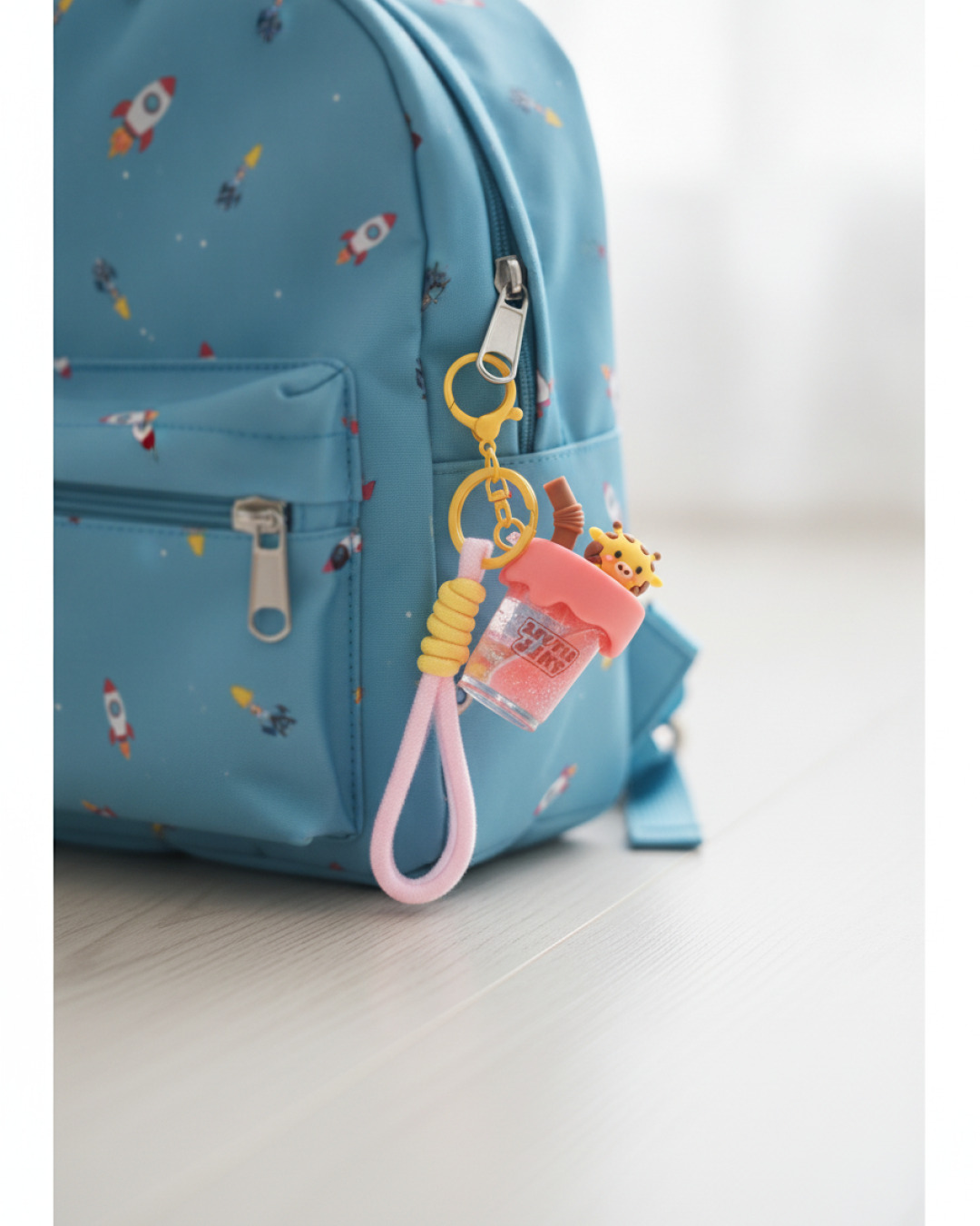 giraff nyckelring – bubble tea 4×6,5×3,5 cm – miljöbild